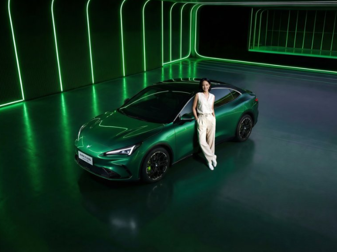 15分钟补能540km 极狐全新阿尔法S5律动上市补贴价9.98万起