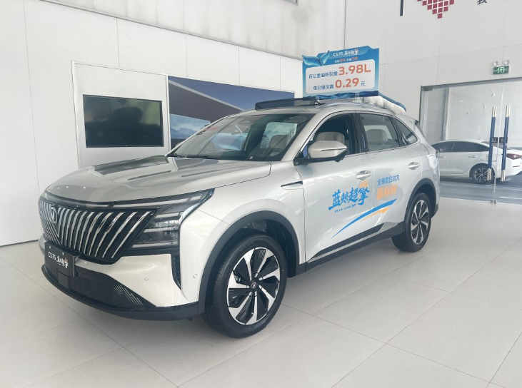 拒绝里程焦虑！探店第四代CS75PLUS蓝鲸超擎：一箱油跑出电车快乐